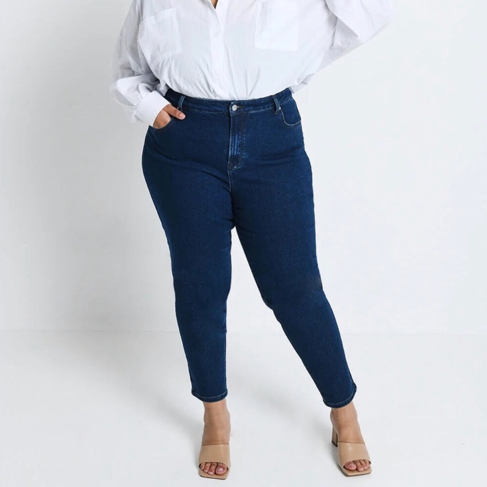 22W D Jean woman’s jean color dark blue